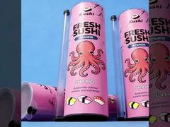 empurre o tubo de papel de sushi com molho de soja