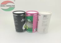 Lata de lata que empacota com as tampas plásticas da parte superior do abanador/tubos de papel do cartão