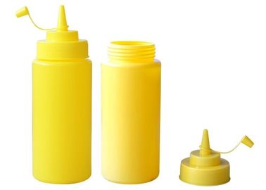 As garrafas plásticas do molho do amarelo do produto comestível com molho tampam, espremem a garrafa do molho